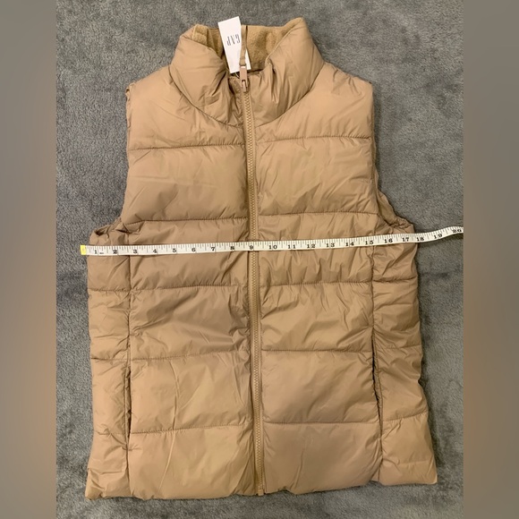 GAP Women's Beige Puffer Vest - Picture 4 of 9